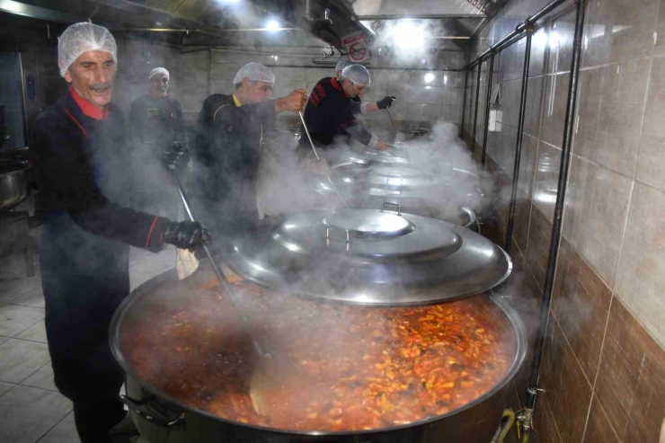 Siverek’te Her Gün 8 Bin Öğrenciye Sıcak Yemek Dağıtılıyor