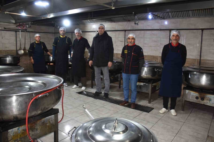 Siverek’te Her Gün 8 Bin Öğrenciye Sıcak Yemek Dağıtılıyor