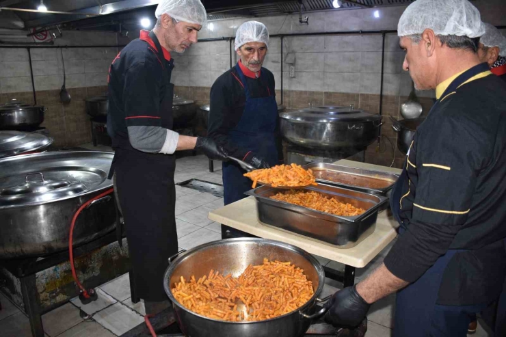 Siverek’te Her Gün 8 Bin Öğrenciye Sıcak Yemek Dağıtılıyor