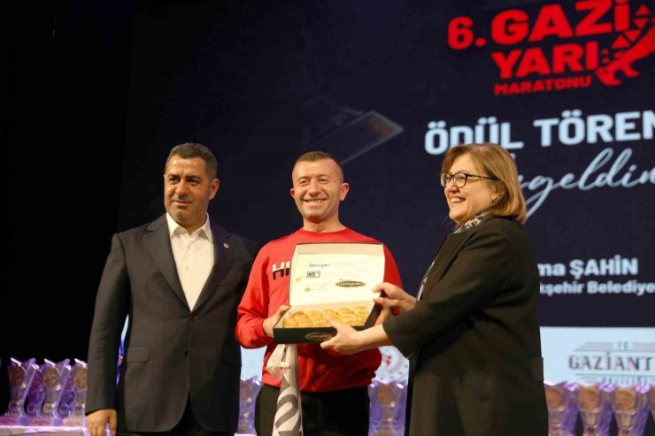 6. Gazi Yarı Maratonu’nda Dereceye Giren Sporcular Ödüllerini Aldı