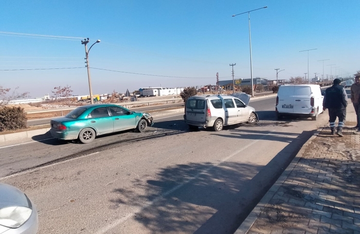 Malatya’da İki Araç Çarpıştı, 1 Yaralı