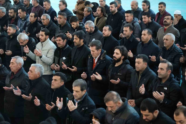 Şarkıcı Ve Yönetmen Mahsun Kırmızıgül’ün Annesi Son Yolculuğuna Uğurlandı