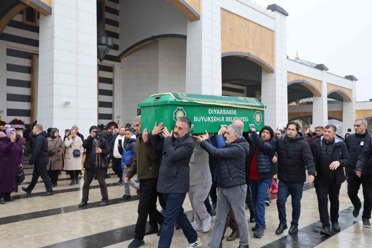 Şarkıcı Ve Yönetmen Mahsun Kırmızıgül’ün Annesi Son Yolculuğuna Uğurlandı