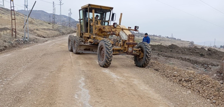 Gölbaşı İlçesinde Yollar Onarılıyor