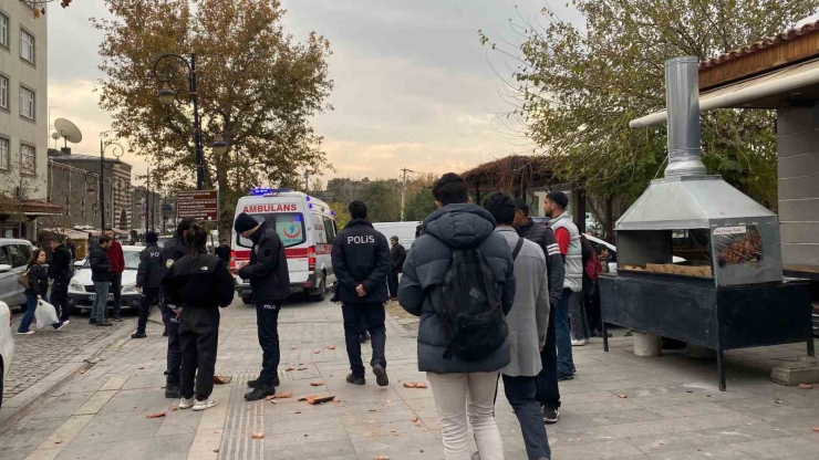 Kebapçı Dükkanlarında Tartışan Baba-oğul Tek Katlı İş Yerlerinin Damından Atladı