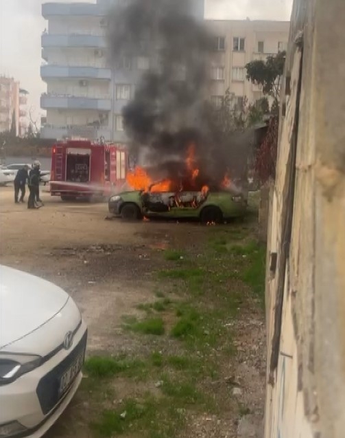 Park Halindeki Otomobil Alev Alev Yanarak Kullanılamaz Hale Geldi