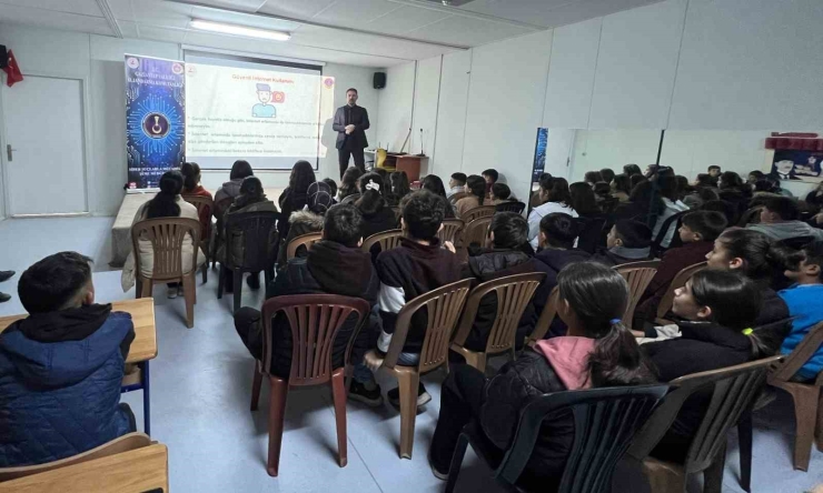Jandarmadan 325 Öğrenci Ve 18 Öğretmene Siber Farkındalık Eğitimi
