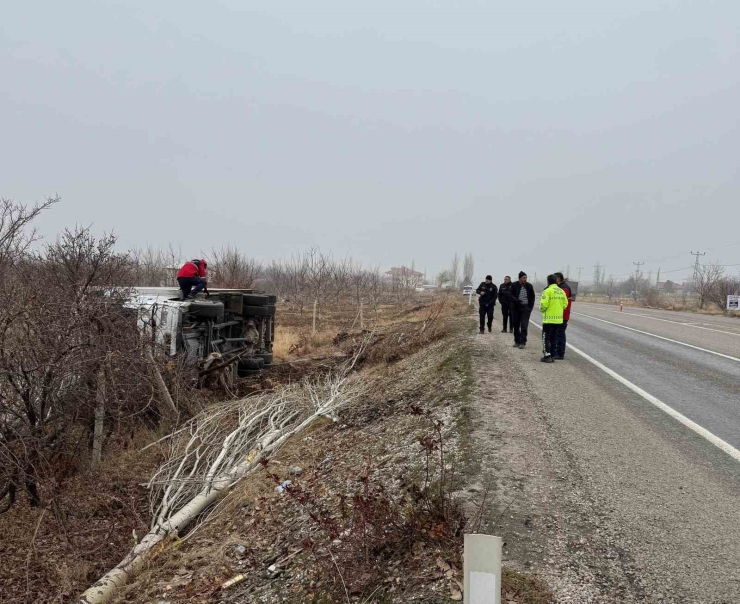 Kontrolden Çıkarak Devrilen Kamyonun Sürücüsü Yaralandı