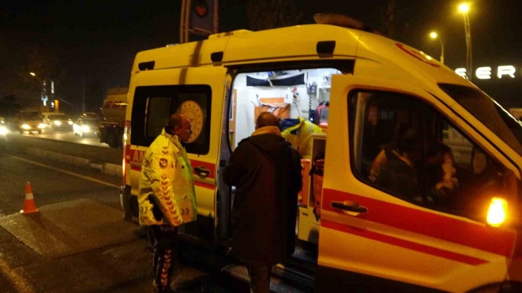 Lastiği Patlayan Hafif Ticari Araç Karşı Şeride Geçti