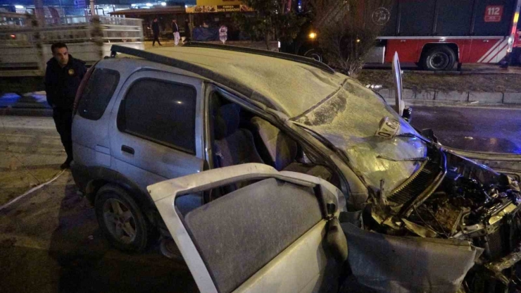 Lastiği Patlayan Hafif Ticari Araç Karşı Şeride Geçti