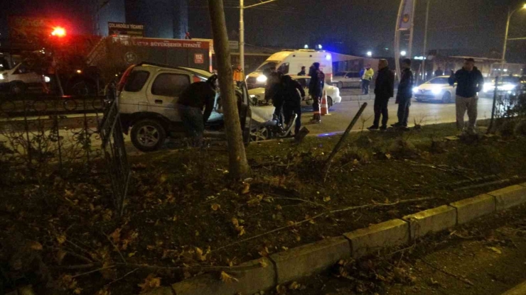 Lastiği Patlayan Hafif Ticari Araç Karşı Şeride Geçti
