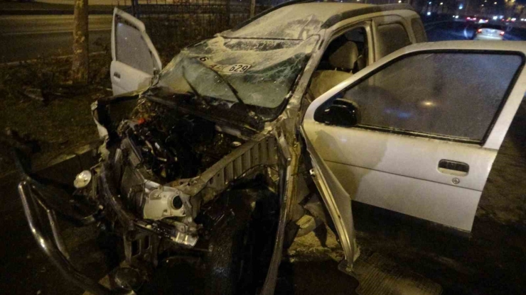 Lastiği Patlayan Hafif Ticari Araç Karşı Şeride Geçti