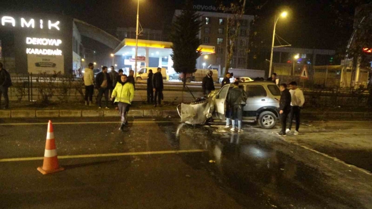 Lastiği Patlayan Hafif Ticari Araç Karşı Şeride Geçti