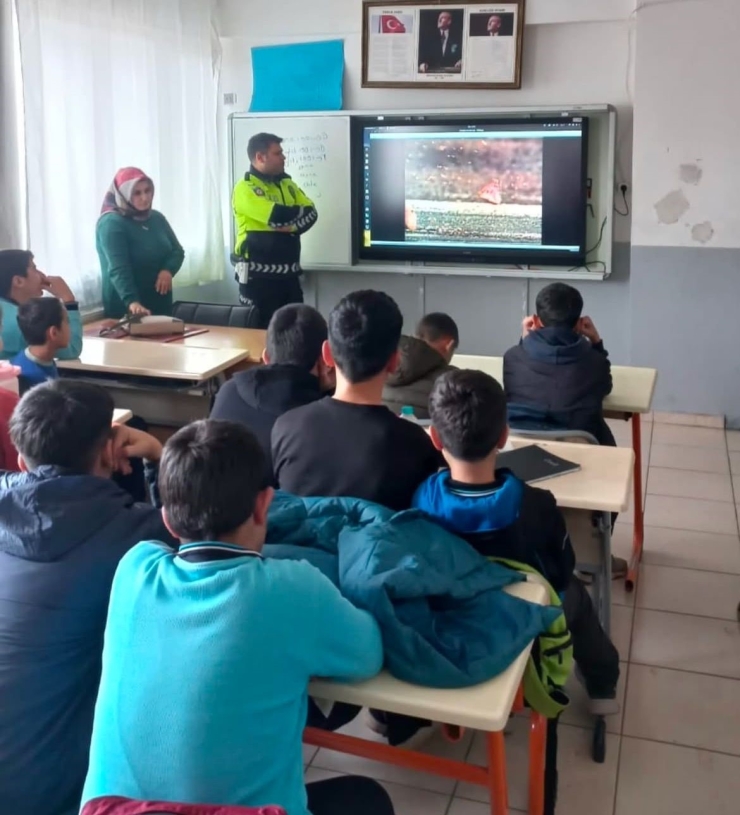 Ortaokul Öğrencilerine Trafik Ve Güvenlik Eğitimi Verildi