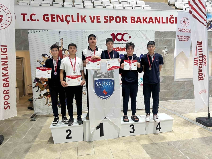 Sanko Okulları Yüzmede Şampiyon Oldu