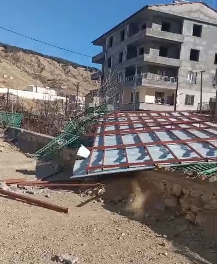 Adıyaman’da Şiddetli Rüzgar Ağaçları Devirdi, Ulaşımı Aksattı