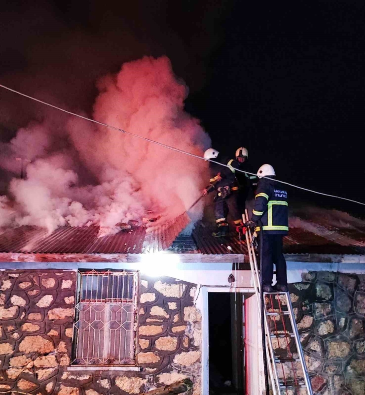 Eski Sağlık Ocağında Korkutan Yangın