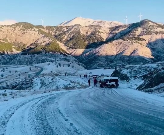 Buzlanan Yollar Sürücülere Zor Anlar Yaşattı