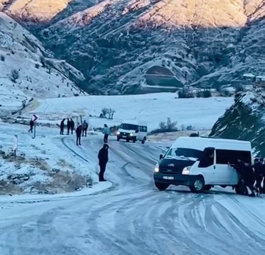 Buzlanan Yollar Sürücülere Zor Anlar Yaşattı