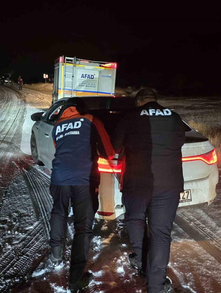 Buzlanan Yolda Mahsur Kalan 14 Kişi Kurtarıldı