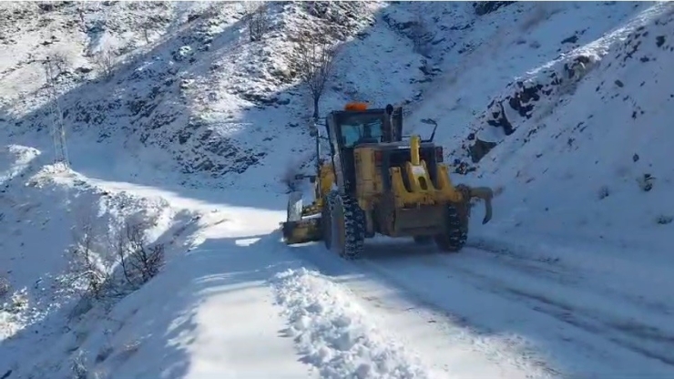 Diyarbakır’da Kardan Kapanan Yollar Ulaşıma Açıldı