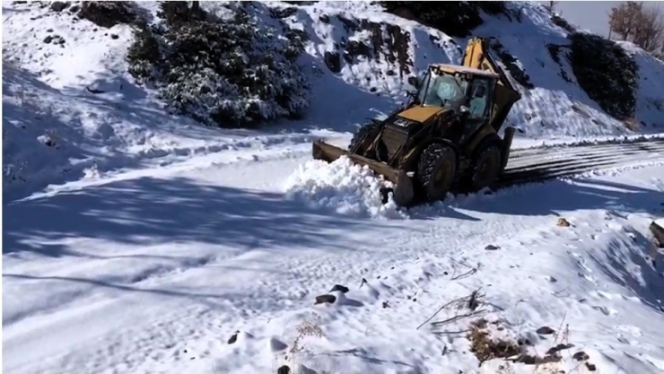 Diyarbakır’da Kardan Kapanan Yollar Ulaşıma Açıldı