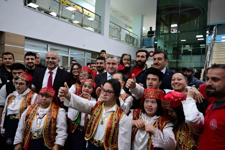 Bakan Bak, Malatya’da Gençlerle Bir Araya Geldi