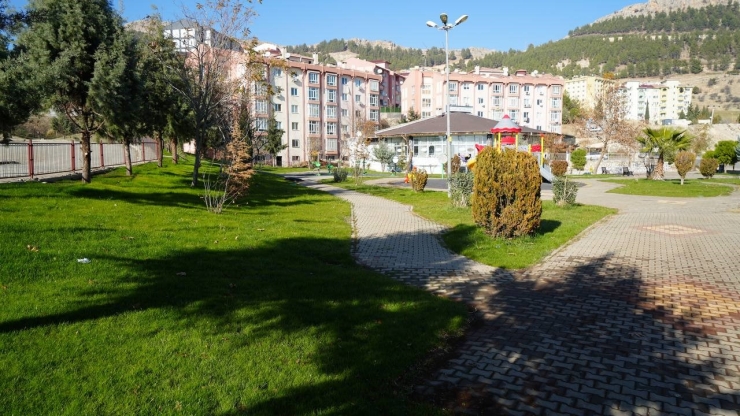 Adıyaman’da Park Ve Bahçelerin Onarımı Devam Ediyor