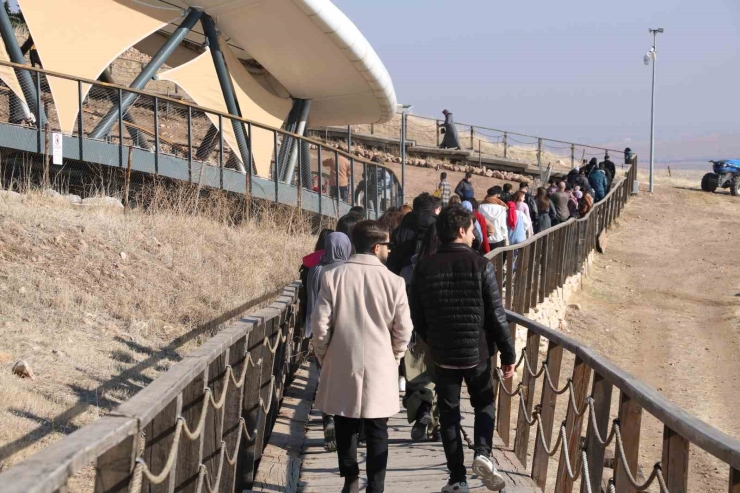 Göbeklitepe Kış Aylarında Da Ziyaretçi Akınına Uğruyor