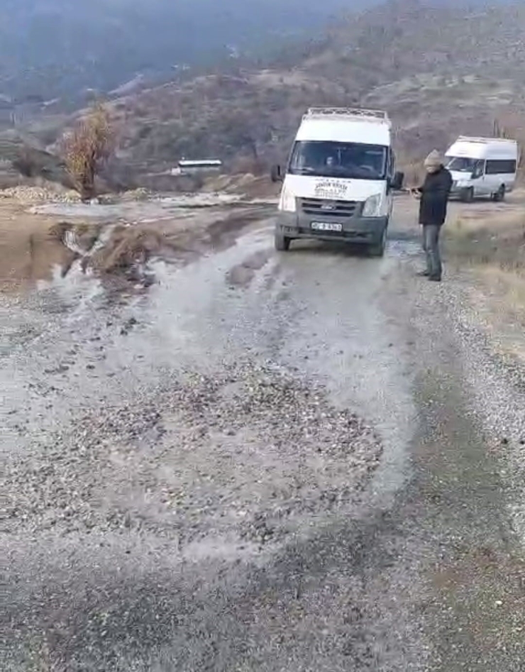 Beton Mikseri Yola Çimento Dökerek İlerledi