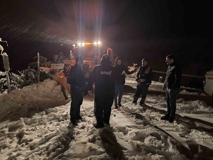 Adıyaman’da Kar Nedeniyle Yolda Mahsur Kalan 9 Kişi Kurtarıldı