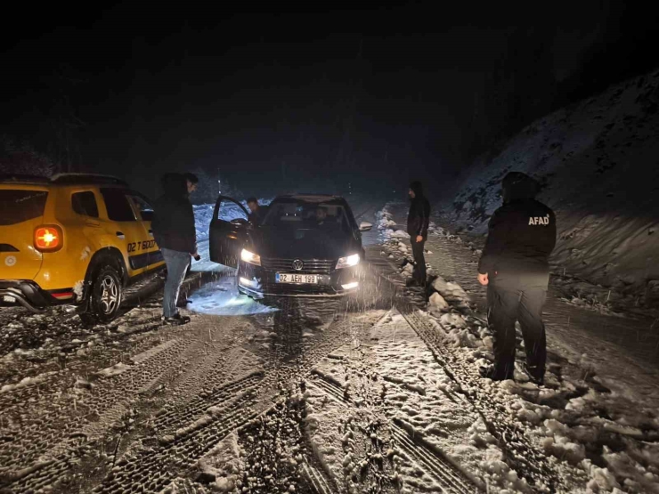 Adıyaman’da Kar Nedeniyle Yolda Mahsur Kalan 9 Kişi Kurtarıldı