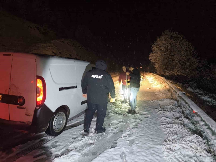 Adıyaman’da Kar Nedeniyle Yolda Mahsur Kalan 9 Kişi Kurtarıldı