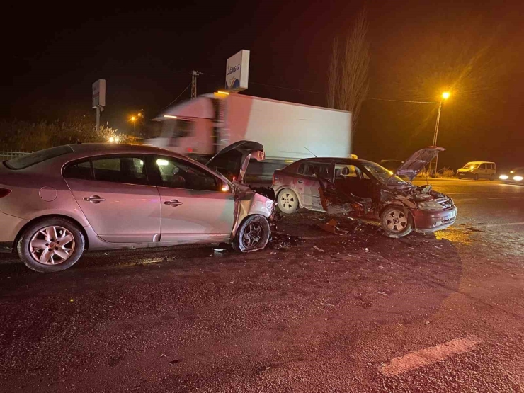 Adıyaman’da 2 Otomobil Çarpıştı: 5 Yaralı