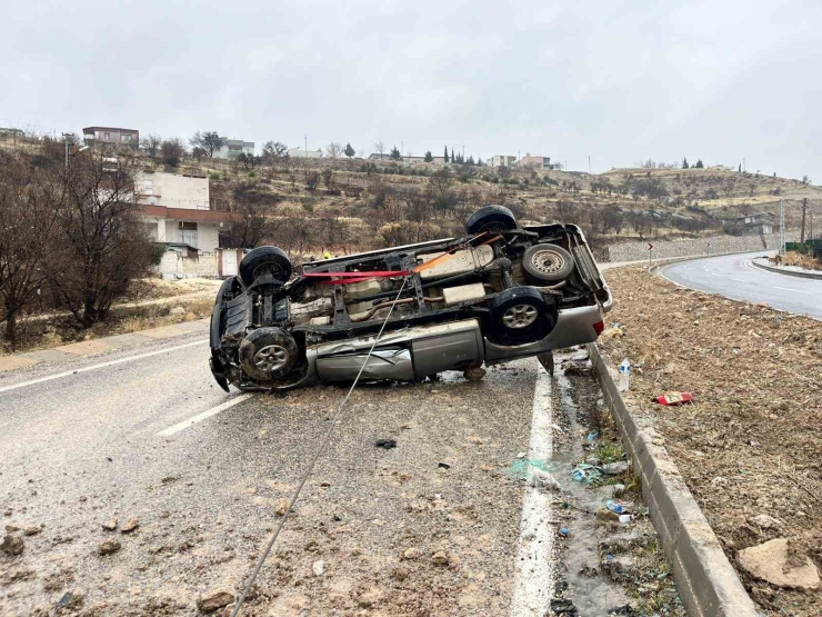 Besni’de Kamyonet Takla Attı: 1 Yaralı