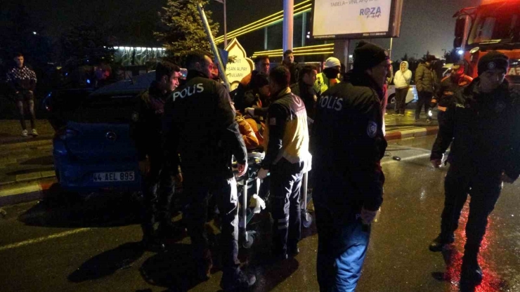 Malatya’da Feci Kaza... Kavşakta Çarpışan 2 Araç Hurdaya Döndü: 4 Yaralı