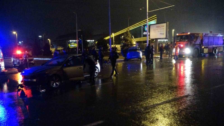 Malatya’da Feci Kaza... Kavşakta Çarpışan 2 Araç Hurdaya Döndü: 4 Yaralı