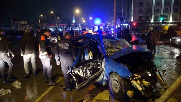 Malatya’da Feci Kaza... Kavşakta Çarpışan 2 Araç Hurdaya Döndü: 4 Yaralı