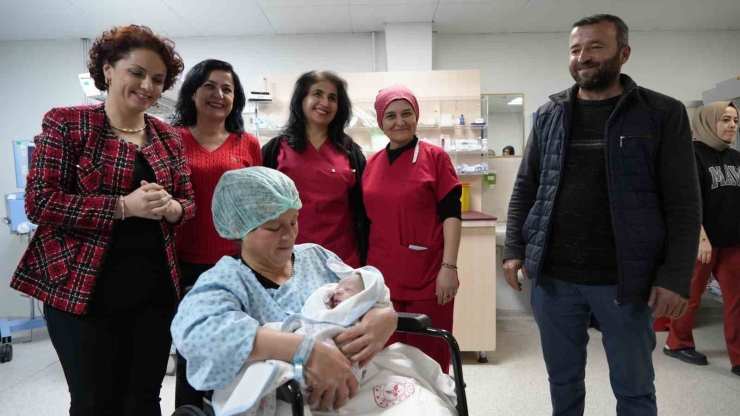 Gaziantep’te Yılın İlk Bebeği 00.02’de Dünyaya Geldi
