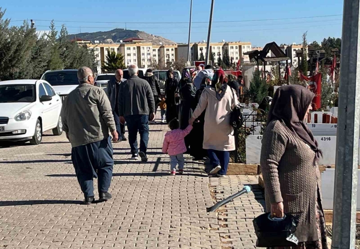 Kandil Nedeniyle Mezarlıklarda Yoğunluk Yaşandı