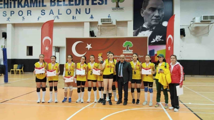 Şehitkamil’de Yıldız Kızlar Voleybol Turnuvası Sona Erdi