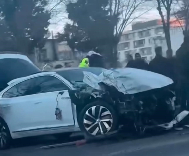 Kırmızı Işıkta Bekleyen Otomobile Tır Çarptı: 2 Yaralı