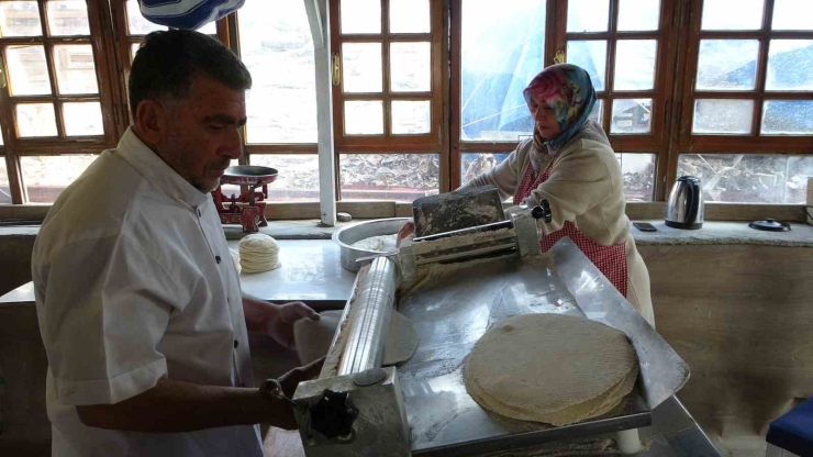 Malatya’da Depremzede Esnaf Tandır Ekmeği Geleneğini Sürdürüyor