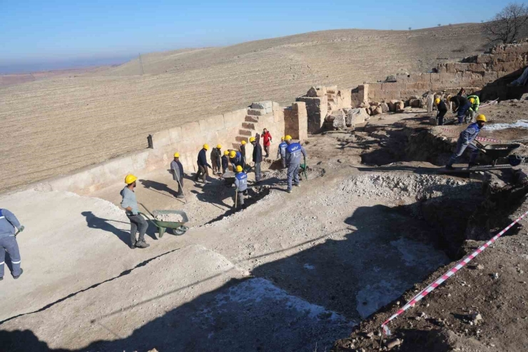 3 Bin Yıllık Zerzevan Kalesi’nde Güney Surları Gün Yüzüne Çıkartıldı