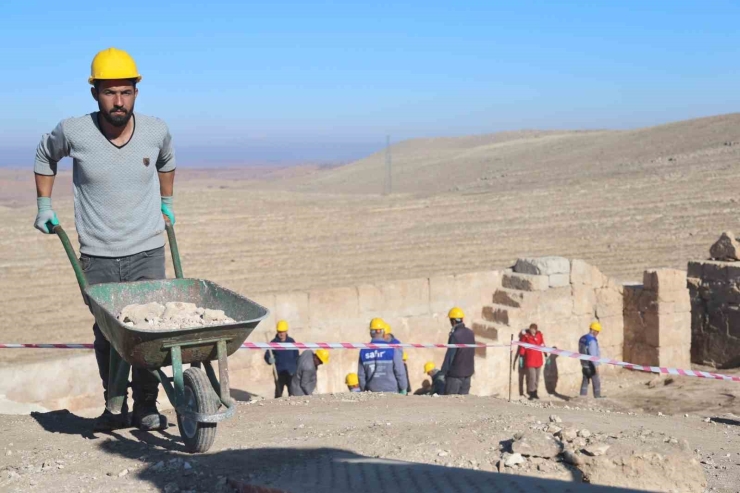 3 Bin Yıllık Zerzevan Kalesi’nde Güney Surları Gün Yüzüne Çıkartıldı