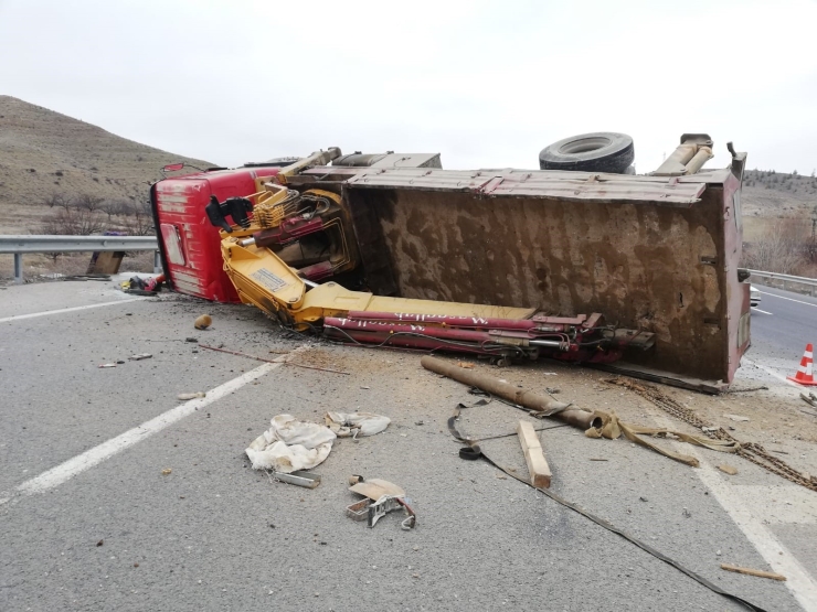 Malatya’da Kontrolden Çıkan Vinç Devrildi: 1 Yaralı