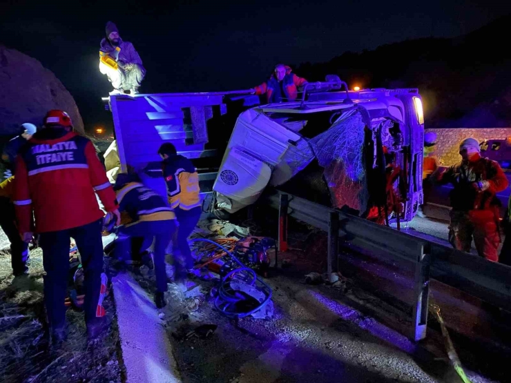 Malatya’da Tır Şarampole Devrildi: 2 Ölü, 1 Yaralı