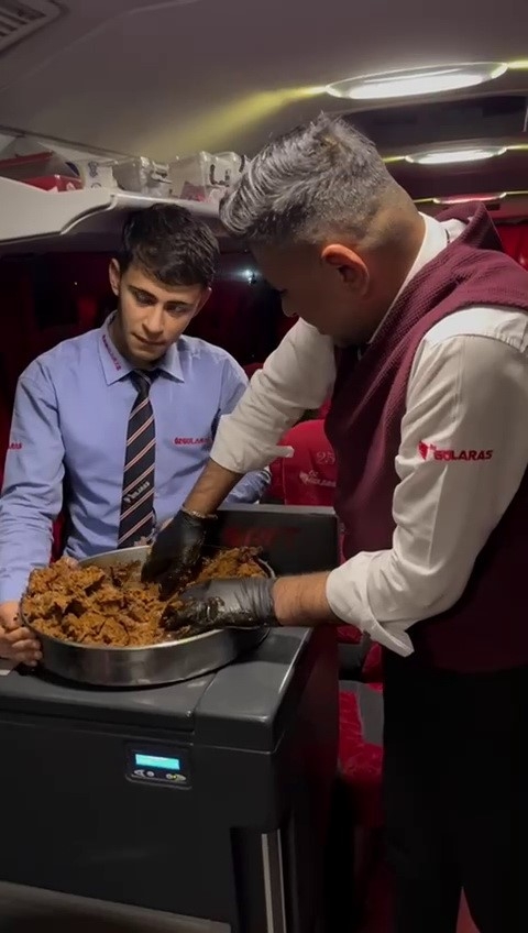 Şehirlerarası Yolcu Otobüsünde Kek Ve Çayın Yerini Çiğköfte Aldı