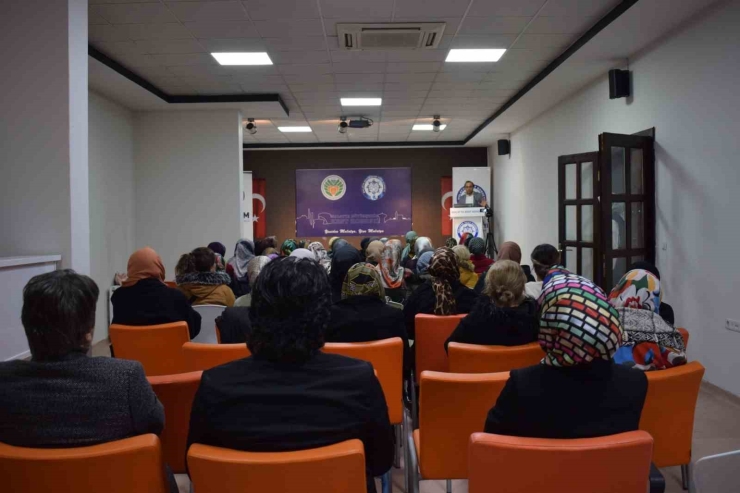 Kadın Akademisi Programının İlk Dersi Medya Okuryazarlığı