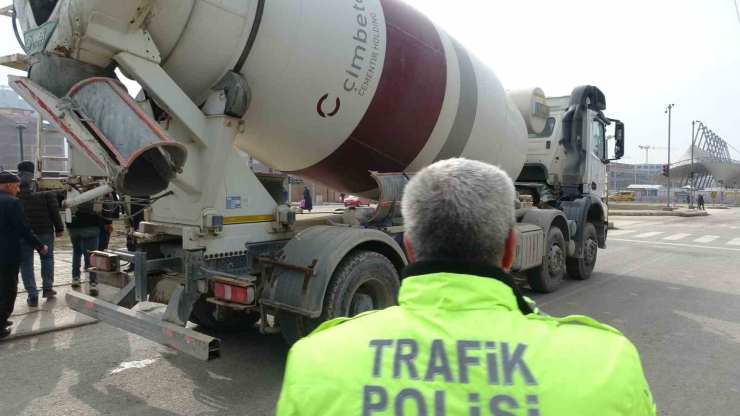 Beton Mikserinin Çarptığı Kadın Yaralandı